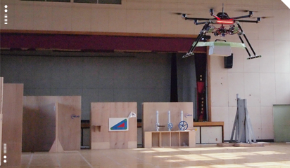「さがみロボット産業特区」のプレ実証フィールド（体育館）でのセンサーの設置試験の様子