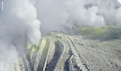 ドローンが撮影した火山ガス濃度センサーの設置候補地の映像