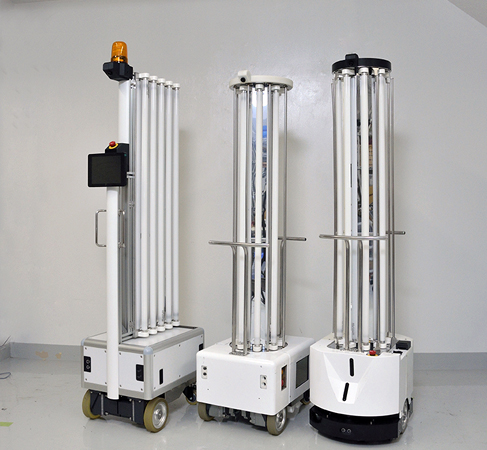 歴代の「殺菌灯搭載ロボット」。左から、モデルA、モデルB、最新型のモデルC。使いやすさを考慮し、ハンドルや台座の形状なども進化した。