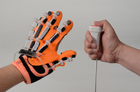 パワーアシストハンド「CIP-50」を使用している様子