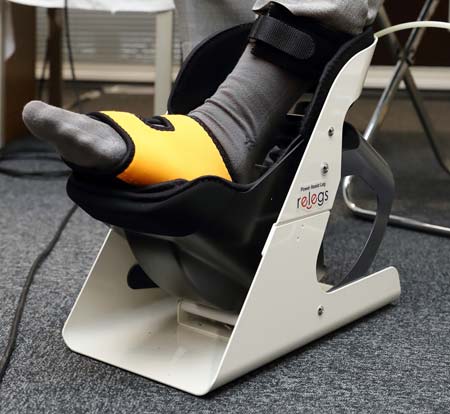 パワーアシストレッグ「CIP-50」を使用している様子