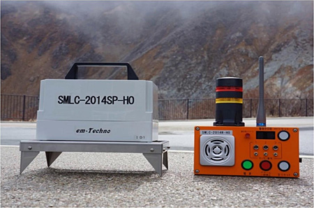 火山活動対応地すべり警報システムの外観