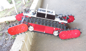 人の立ち入りが困難な災害現場での情報収集ロボット