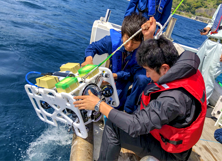 水深300mまで潜行可能な小型水中ドローン