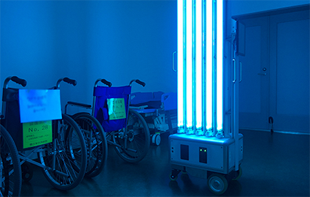 殺菌灯搭載ロボットSR-UVC Model-A（株式会社アウトソーシングテクノロジー（旧　株式会社スマートロボティクス））