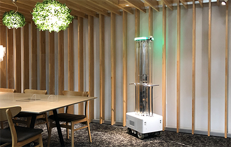 殺菌灯搭載ロボットSR-UVC Model-B（株式会社アウトソーシングテクノロジー（旧　株式会社スマートロボティクス））
