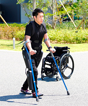 ReWalk(リウォーク)を使用しているの様子