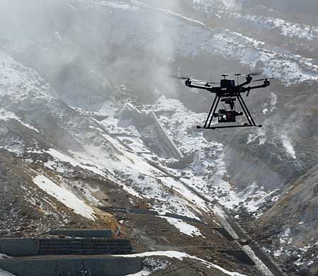 火山活動対応ドローンを空撮